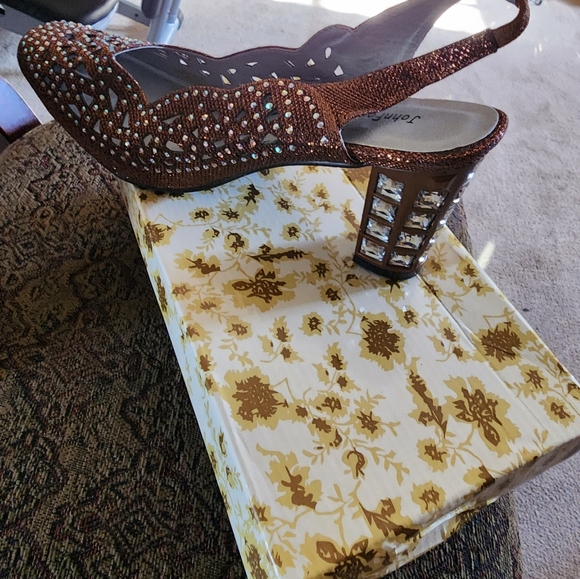 Shoes - Picture 5 of 6